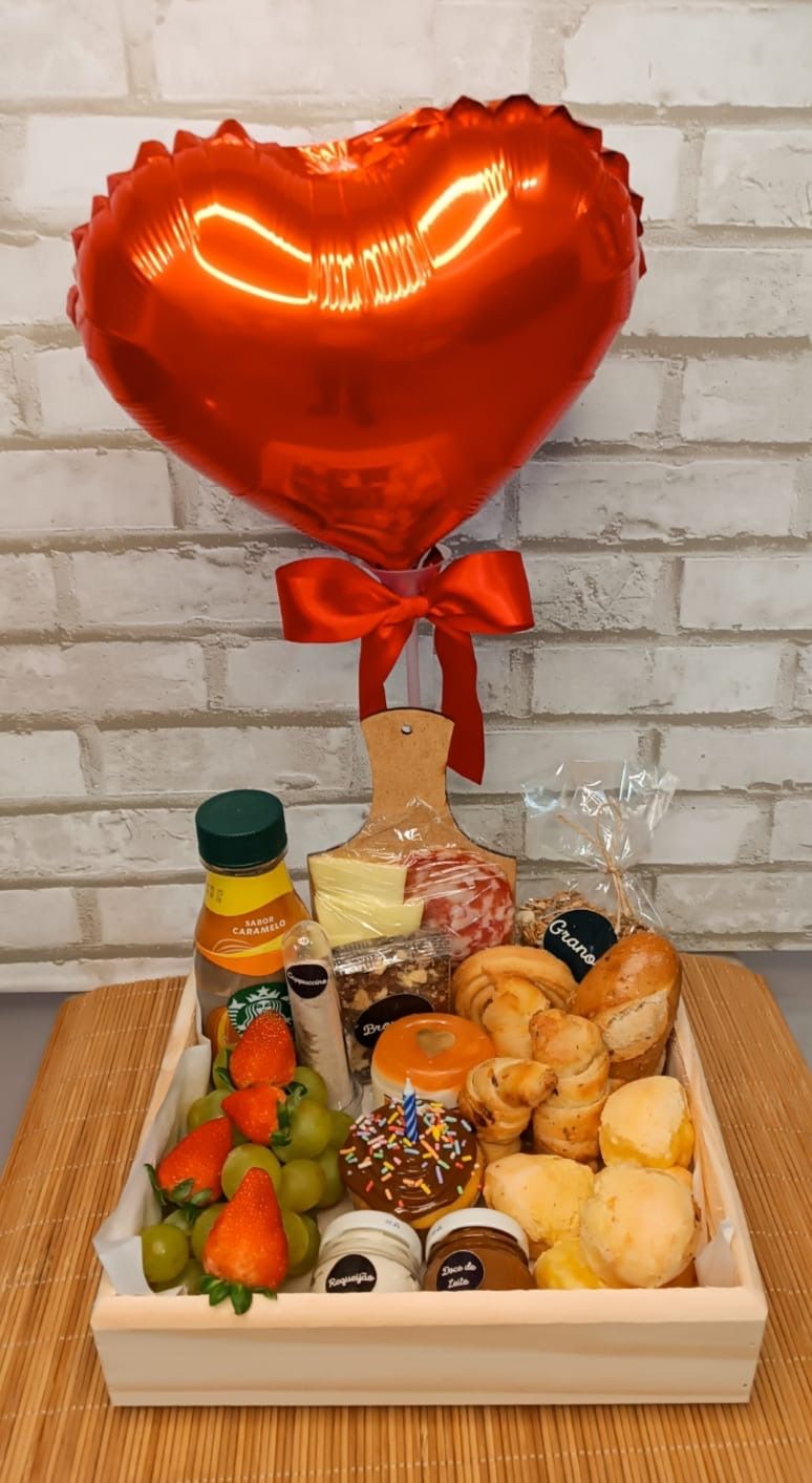 Cesta de café da manhã com balão de coração