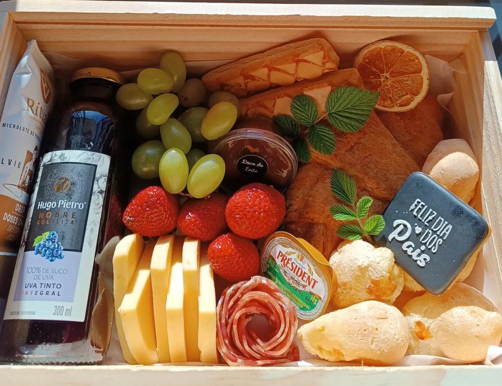 Cesta de Dia dos Pais com frios, frutas, pães de queijo e plaquinha